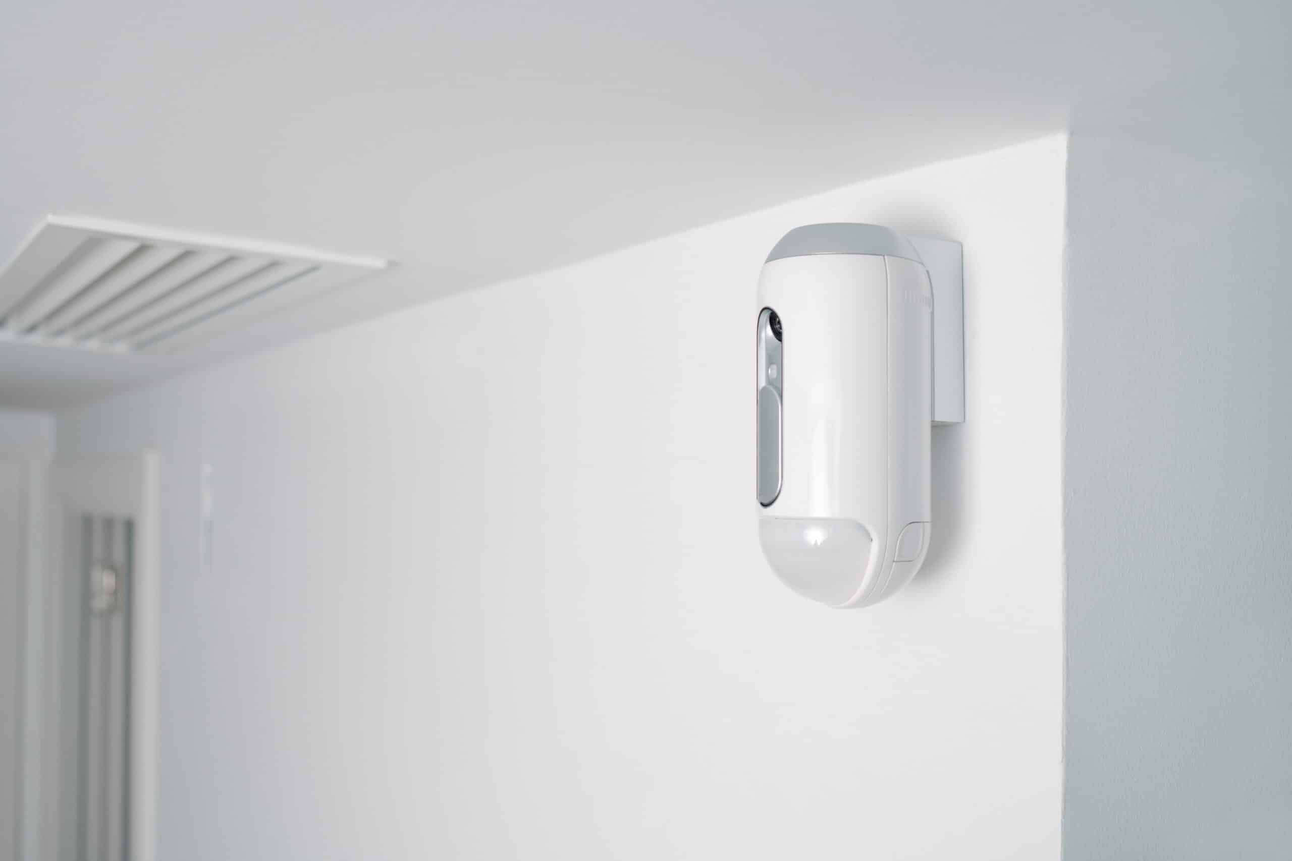 Détecteur de mouvement infrarouge installé pour un système d'alarme anti-intrusion d'entreprise